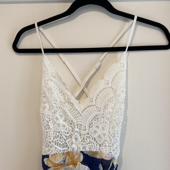 Floral and lace dress. High low. Size Medium. - Picture 2 of 4